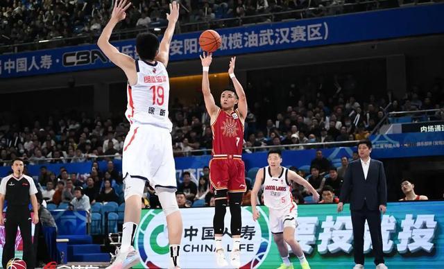 九游娱乐PC版-CBA八强夜爆冷？北京赛季三杀广东，上海轻取山东